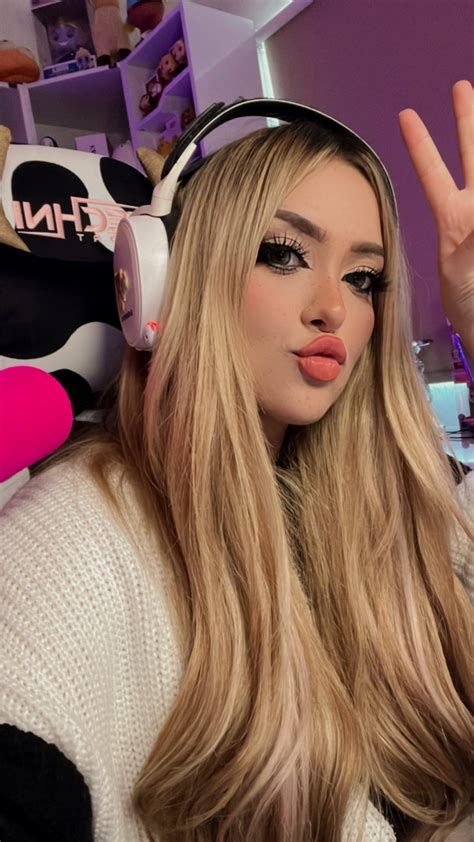 Ari Gameplays (@AriGameplays) .